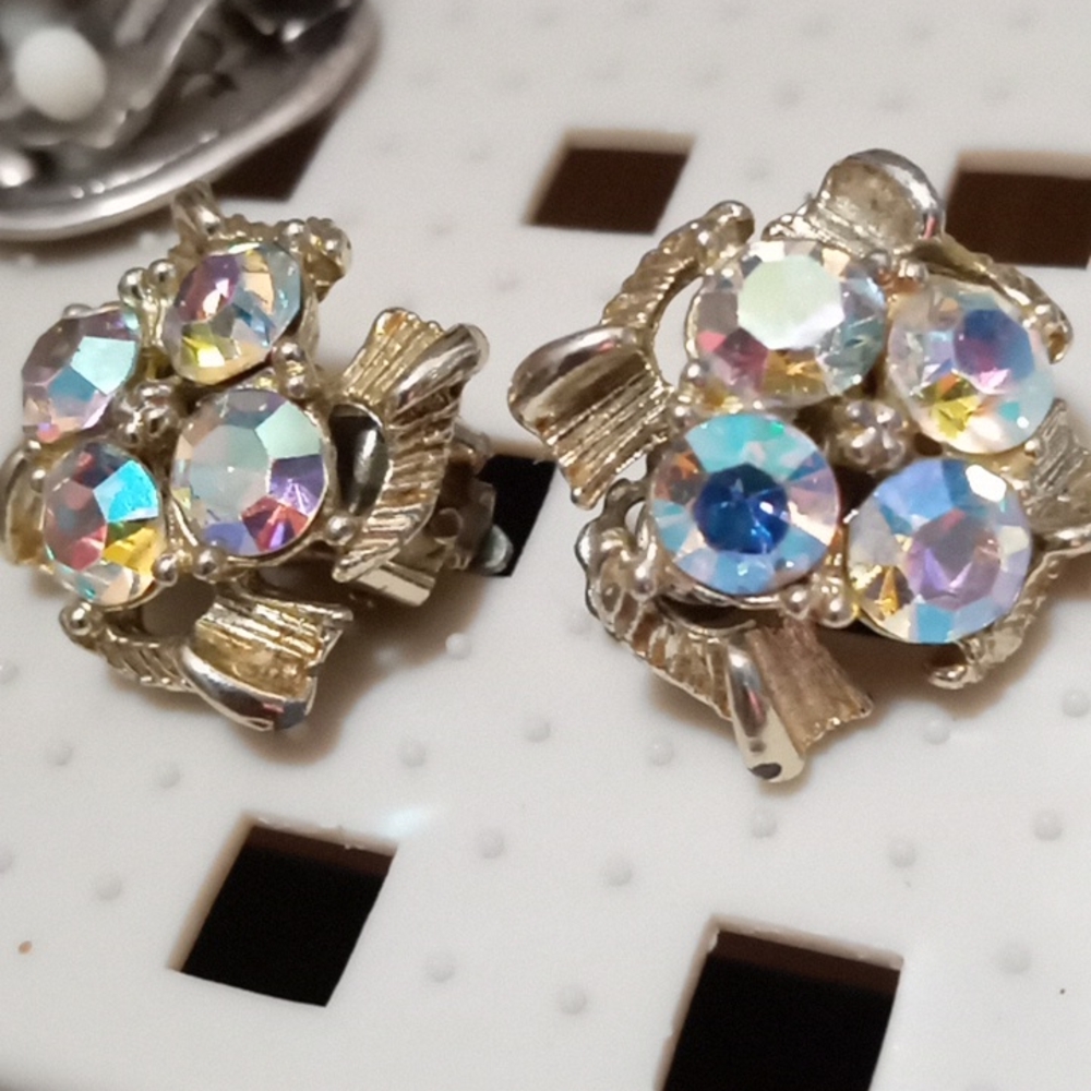 Vintage Stunning Costume jewelry earrings. - Picture 4 of 6